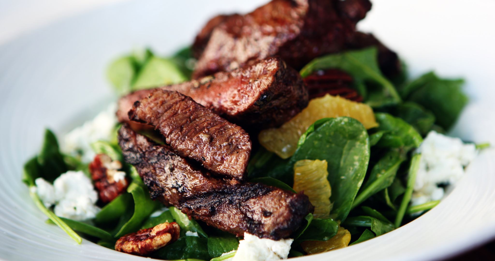 Σαλάτα με ζουμερή μοσχαρίσια μπριζόλα