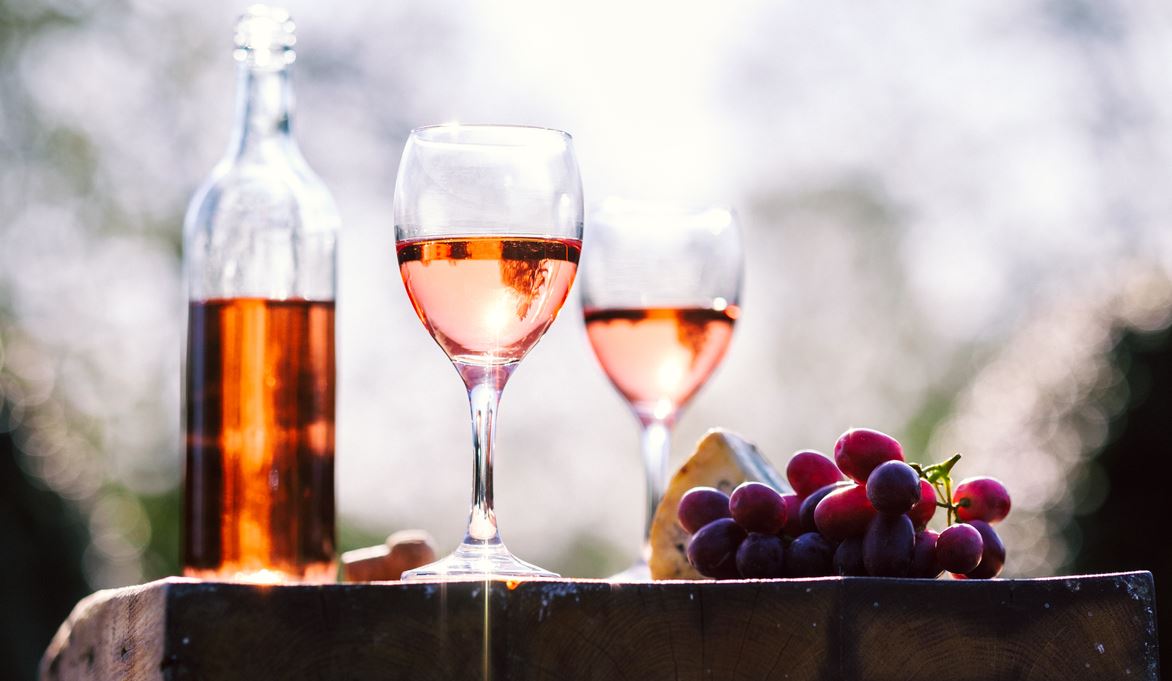 Καλωσορίζοντας το καλοκαίρι με θαυμάσια ροζέ κρασιά