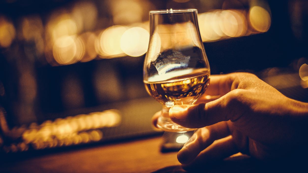 Όταν το τσίπουρο συνάντησε το σκωτσέζικο ουίσκι