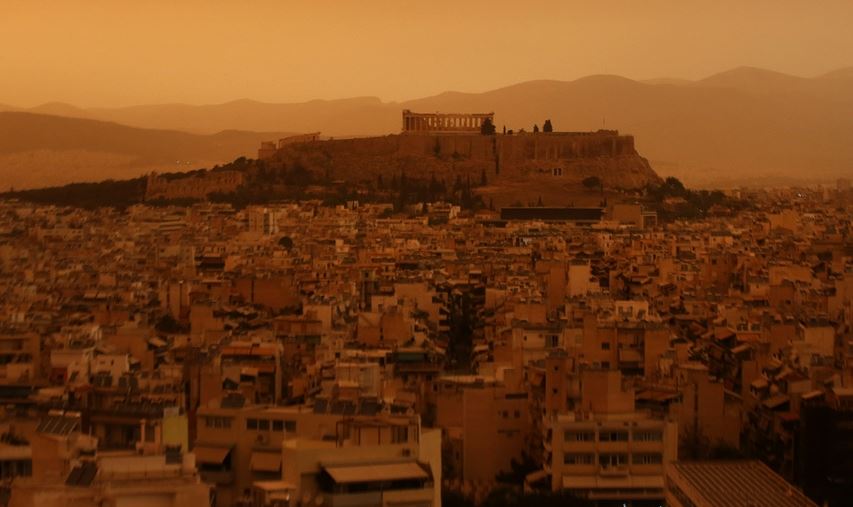 10 απόκοσμες φωτογραφίες από την πορτοκαλί Ελλάδα της σκόνης