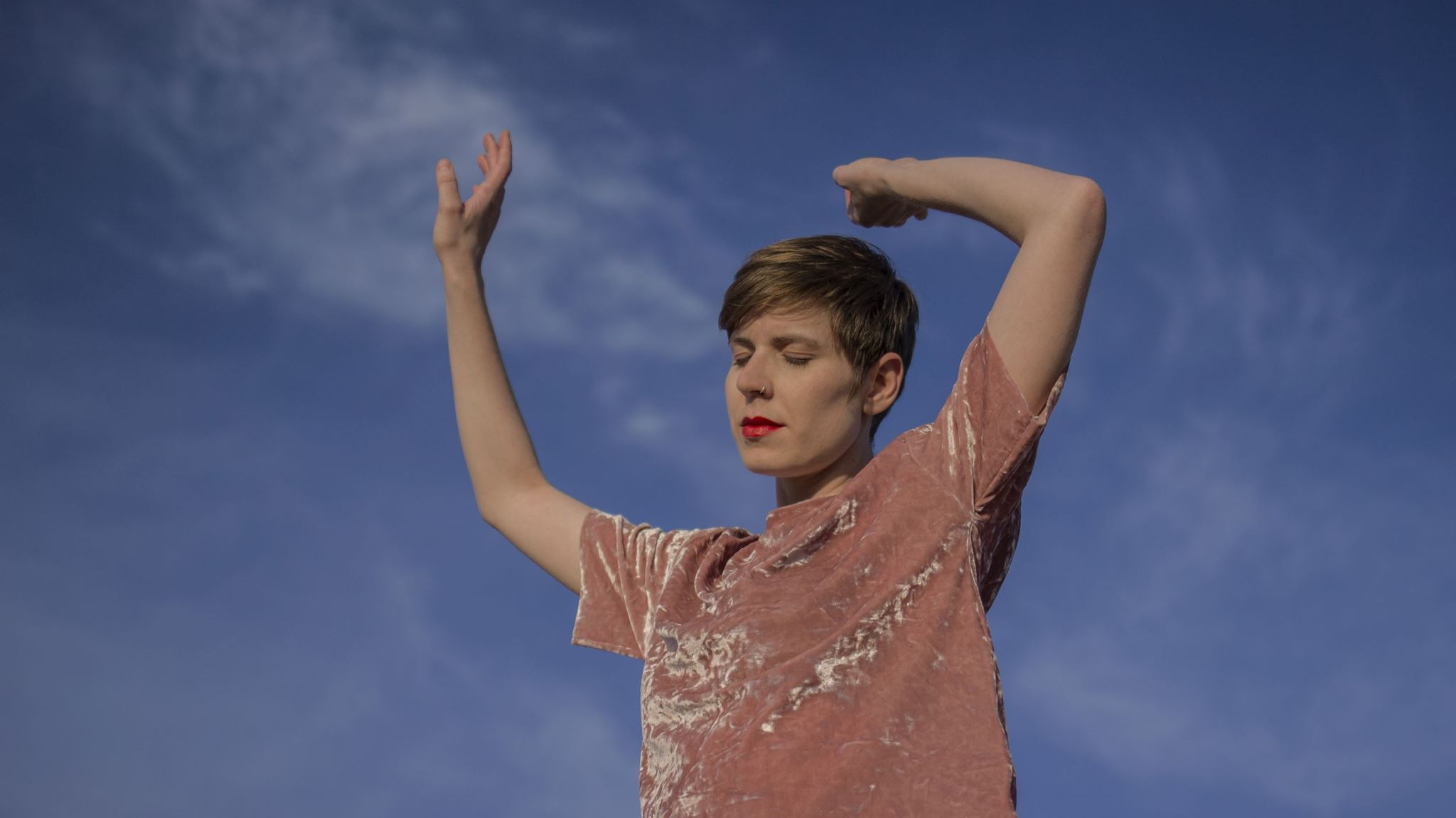 Η Ματίνα Θρουμουλοπούλου γυρίζει πίσω τον χρόνο με τις φουτουριστικές της γραμματοσειρές