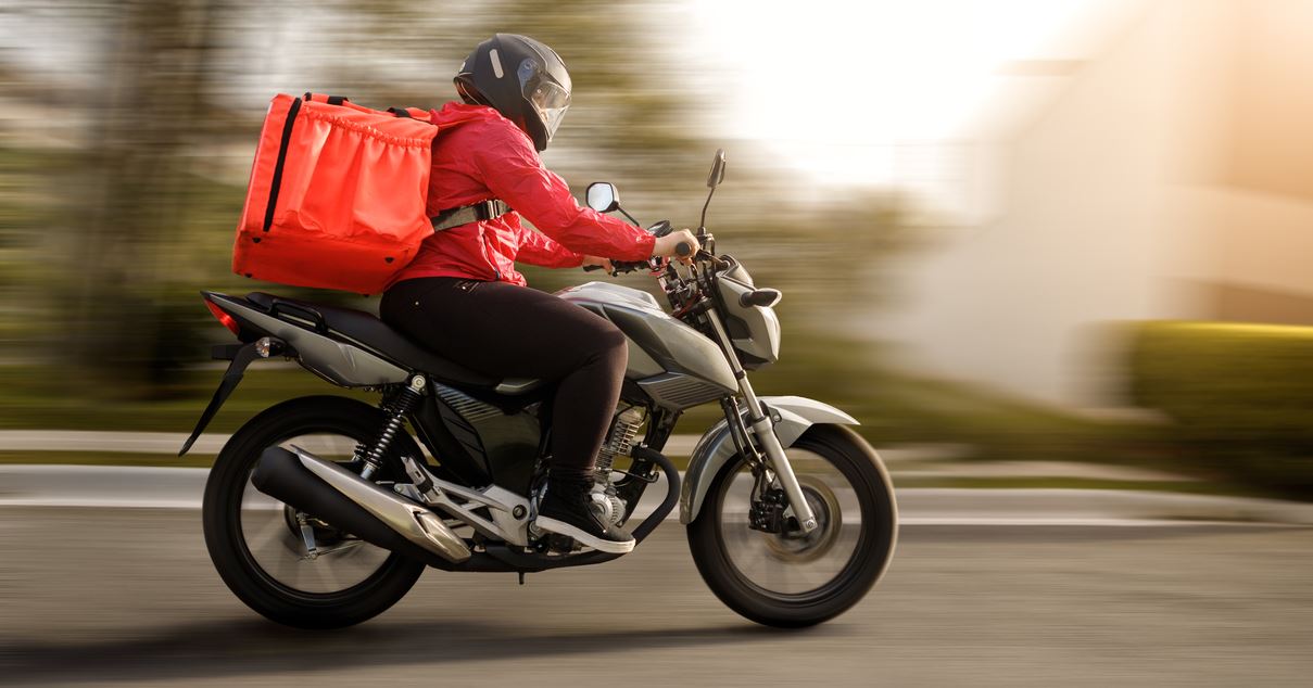 Ντελιβεράς, ο απροστάτευτος ήρωας της διπλανής πόρτας