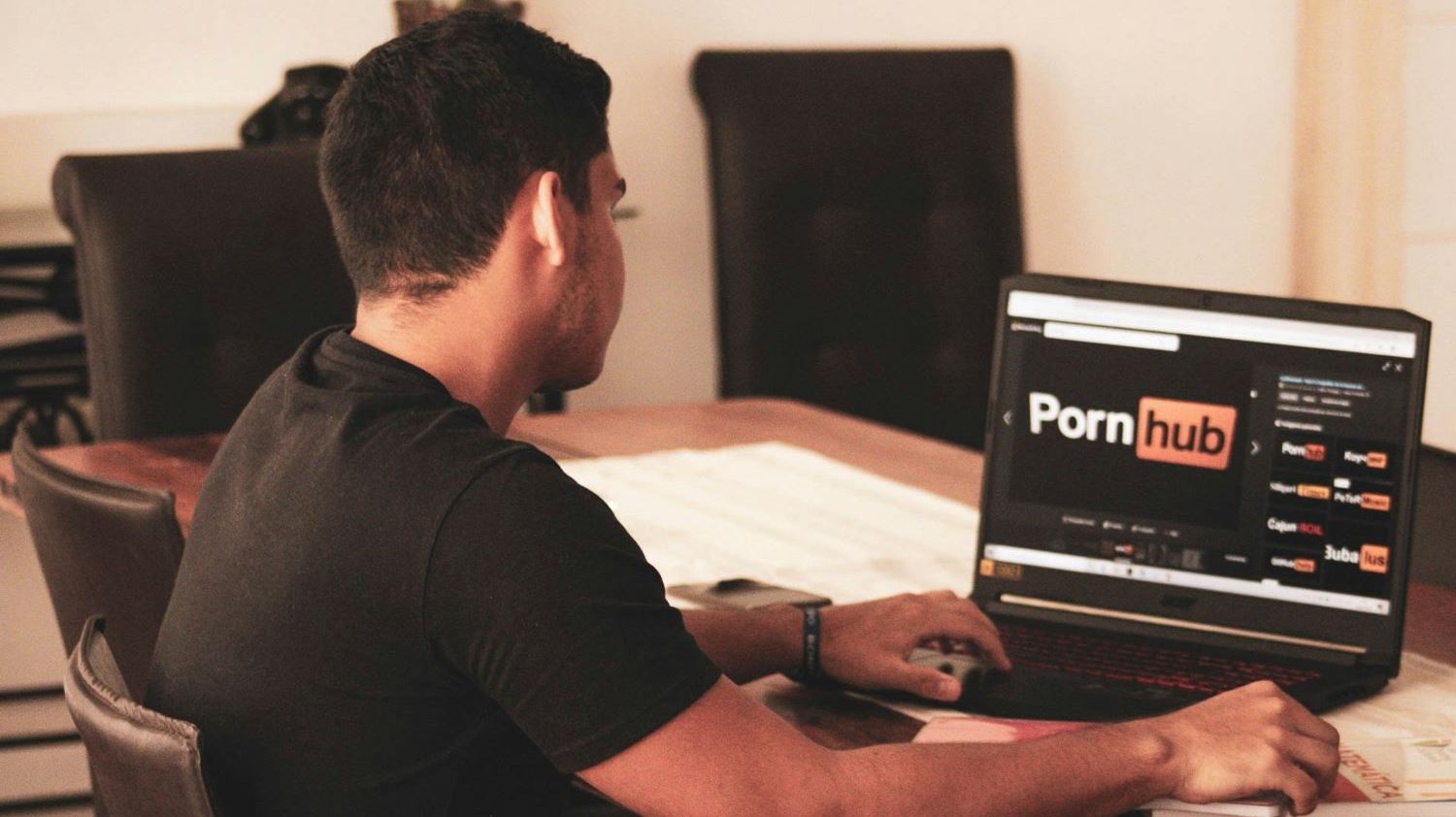 Γιατί ο Καναδάς θέλει να απαγορεύσει το Pornhub στις ΗΠΑ