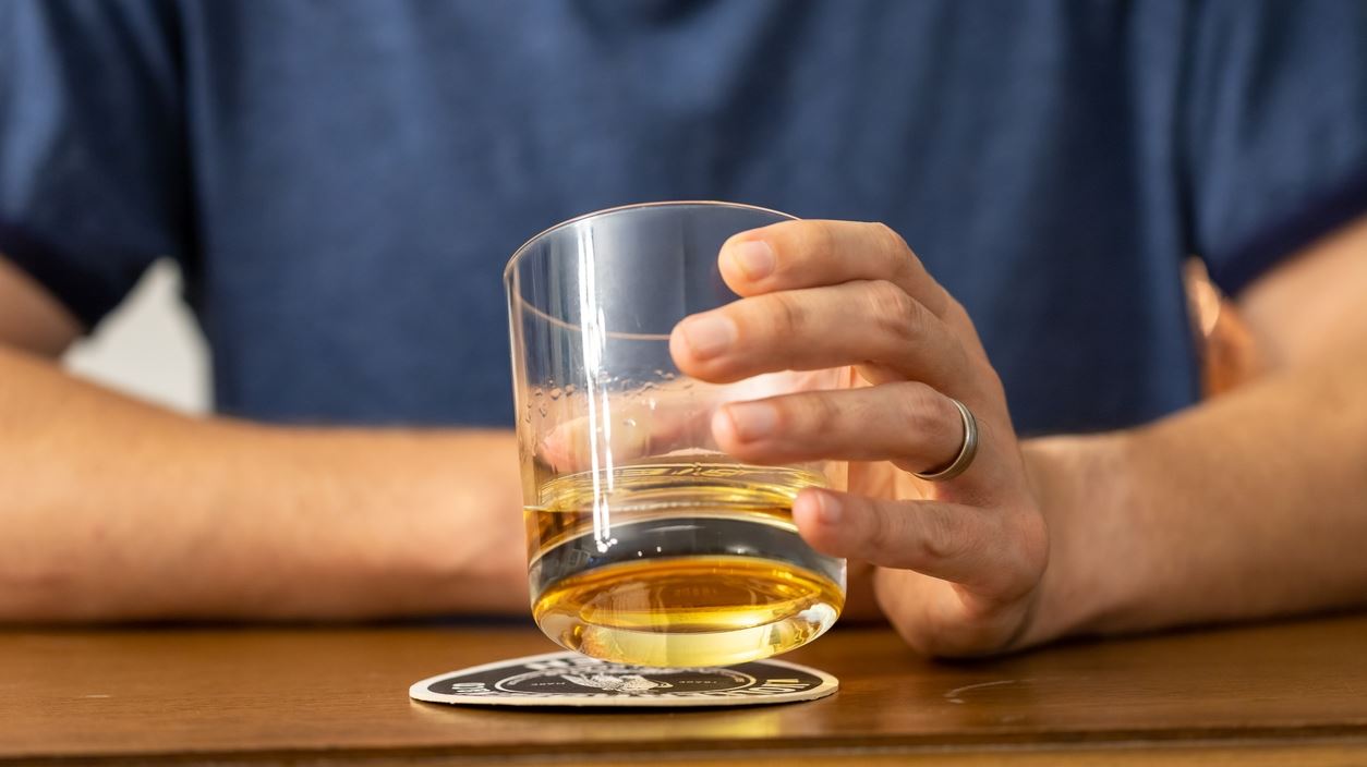 Πώς θα καταλάβεις αν κάποιος είναι αλκοολικός