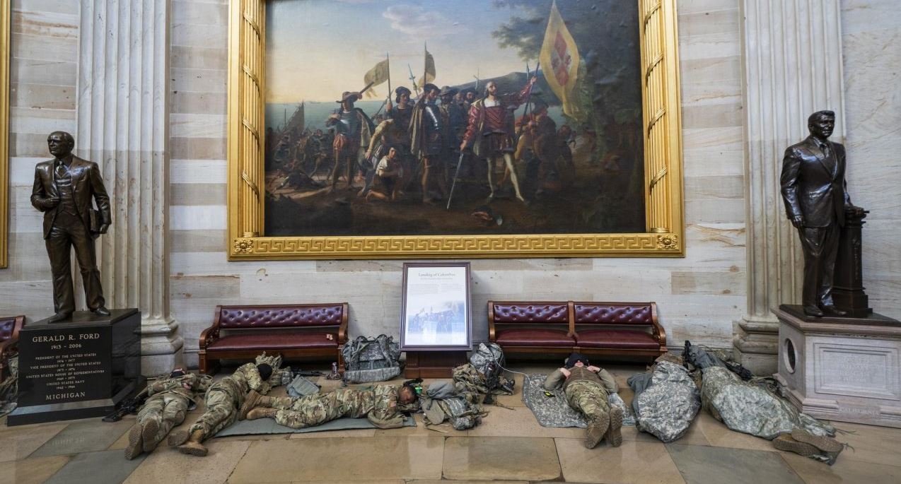 Η Εθνοφρουρά των ΗΠΑ κοιμάται στο Καπιτώλιο