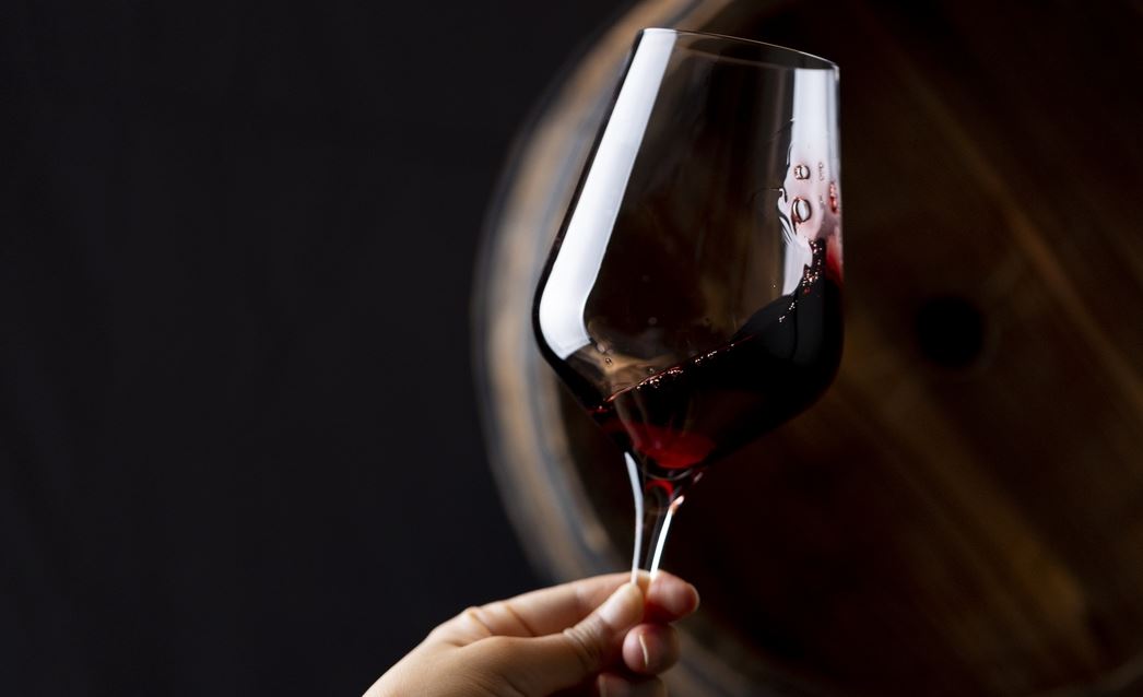 4 τρόποι για να εντυπωσιάσεις τους φίλους σου με κρασί
