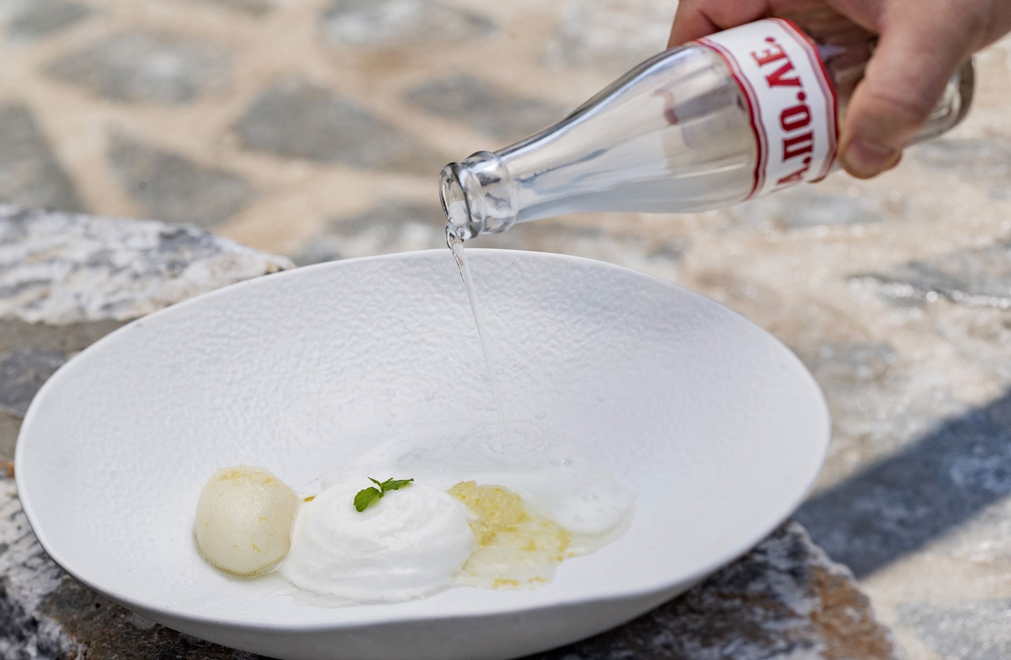 Από τους Πεύκους της Ρόδου στην Αθηναϊκή Ριβιέρα: Ένα εστιατόριο-διαμάντι σερβίρει για ένα βράδυ στη Γλυφάδα