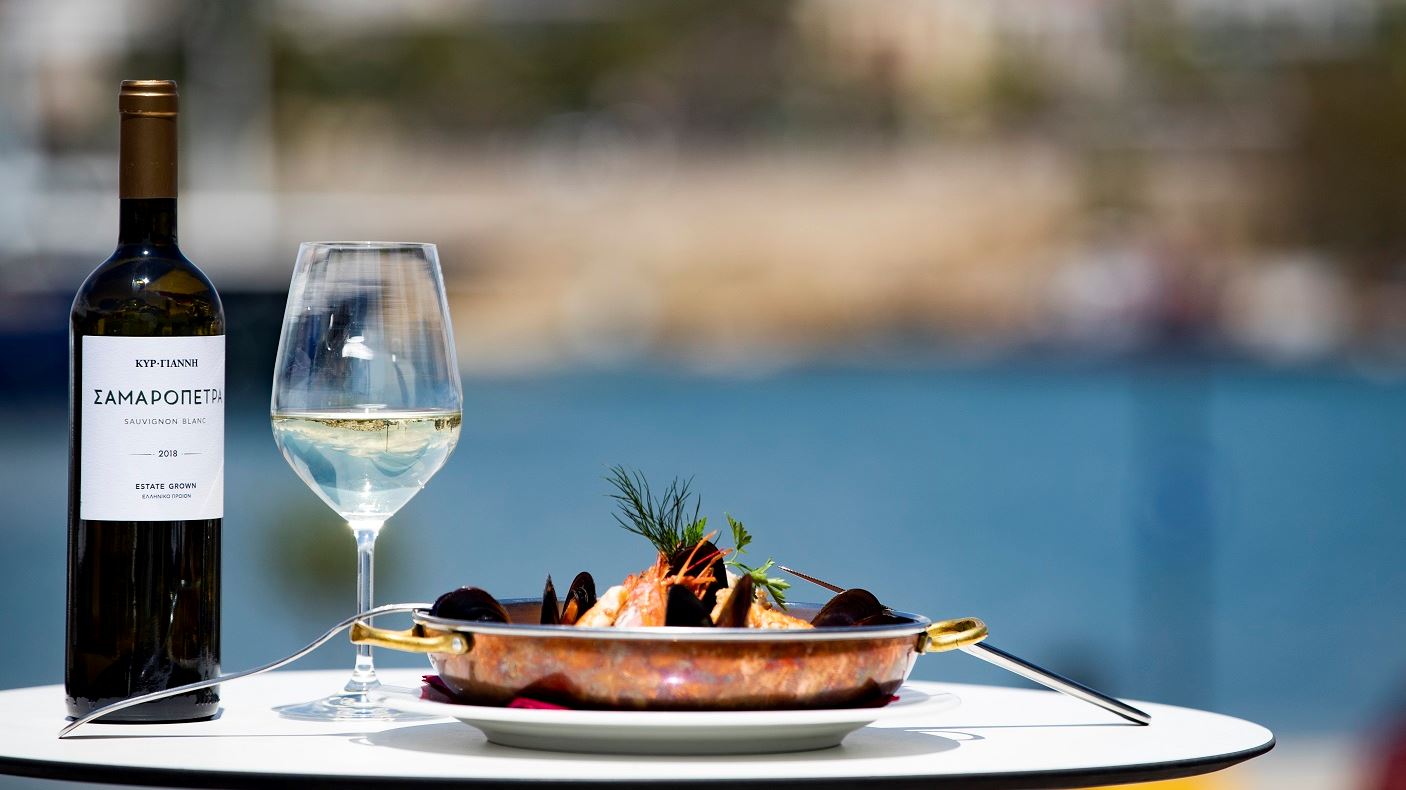 Το τέλειο wine pairing με τη Σαμαρόπετρα Κυρ-Γιάννη στην Πισίνα