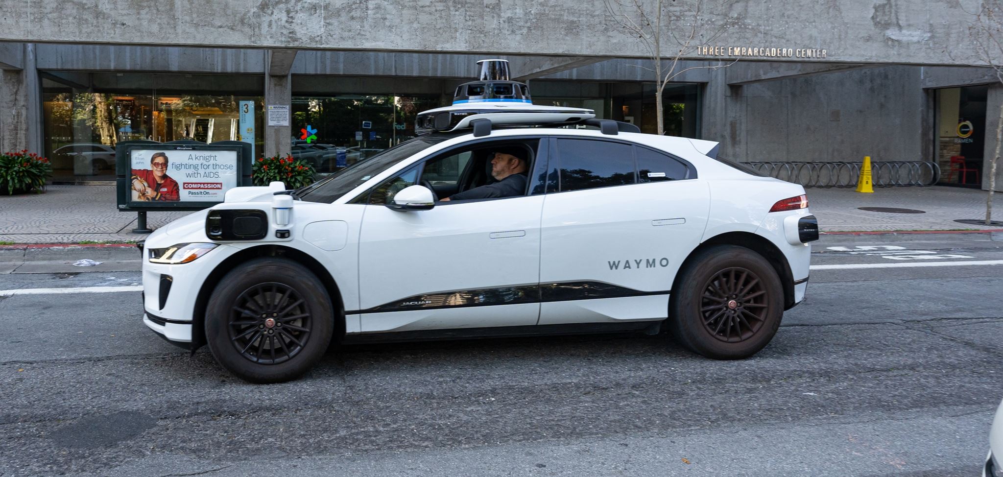 Μόλις είδαμε την καλύτερη διαφήμιση για τα robotaxi