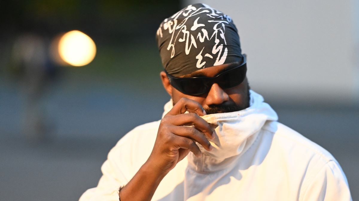 Ο Kanye West πουλάει πλέον μπλουζάκια με σβάστικες σαν να μην τρέχει τίποτα