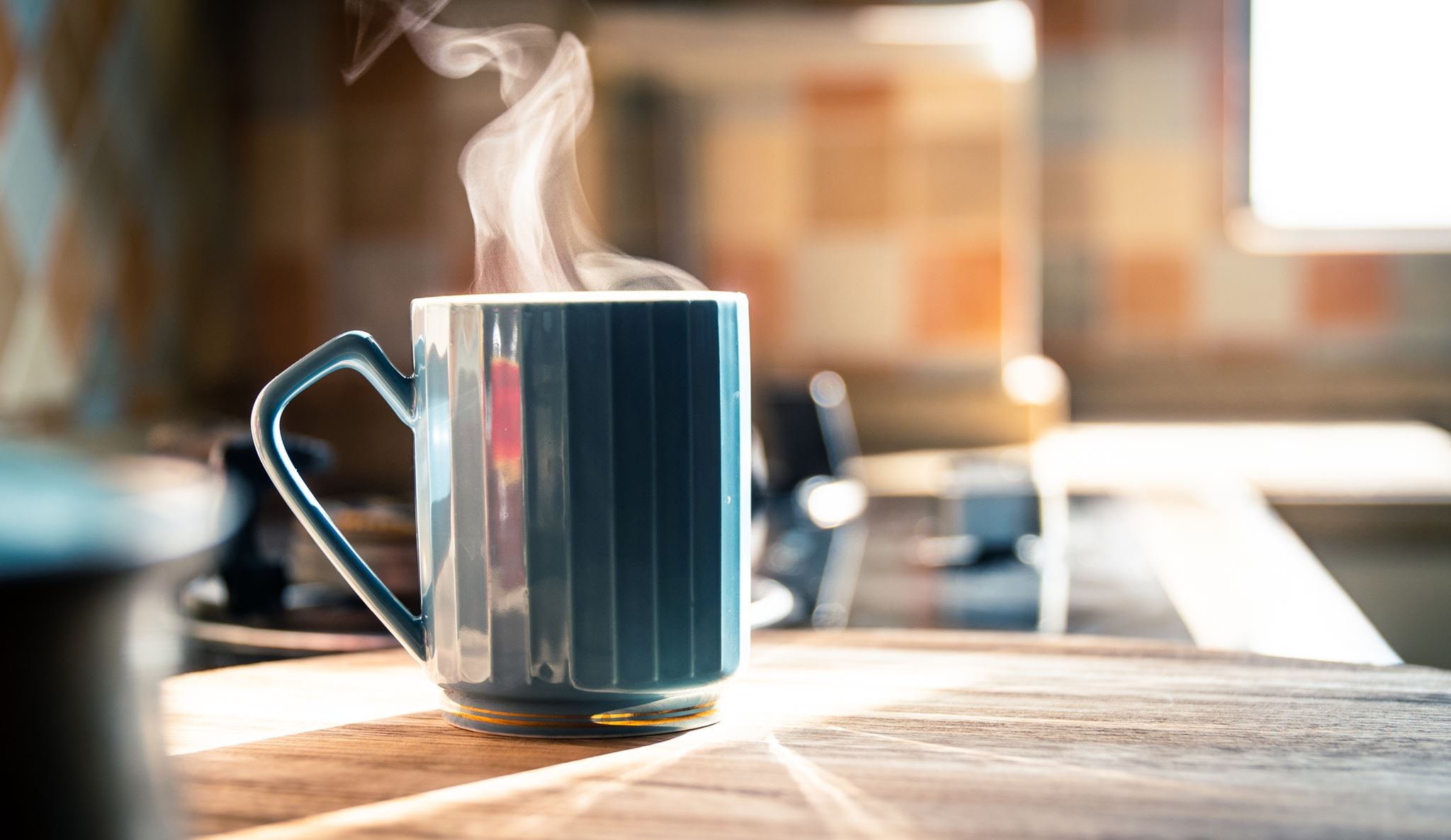 Μπορεί ο ζεστός καφές να καταπολεμήσει τον καύσωνα;