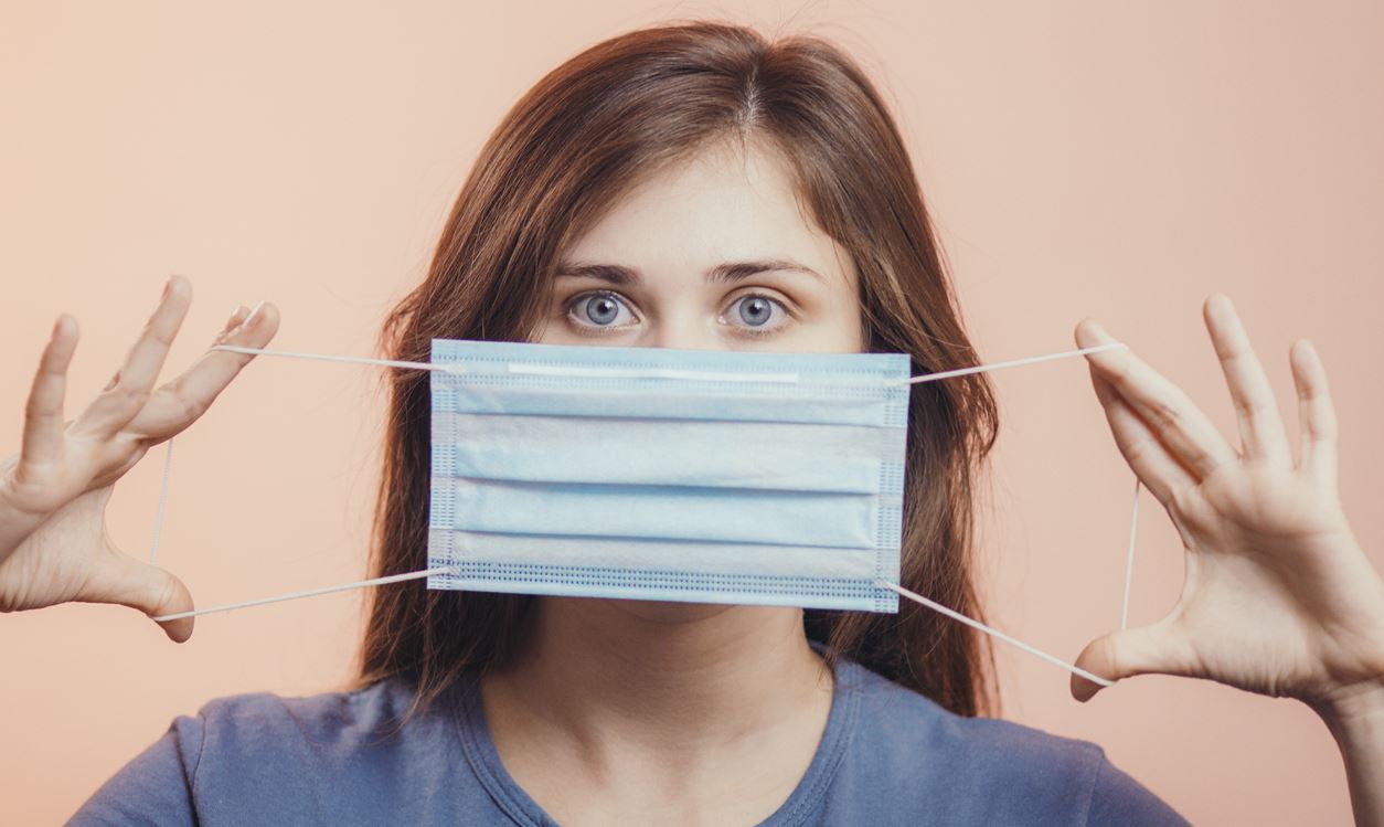 Η υποχρεωτική χρήση της μάσκας στην εποχή της μετακανονικότητας