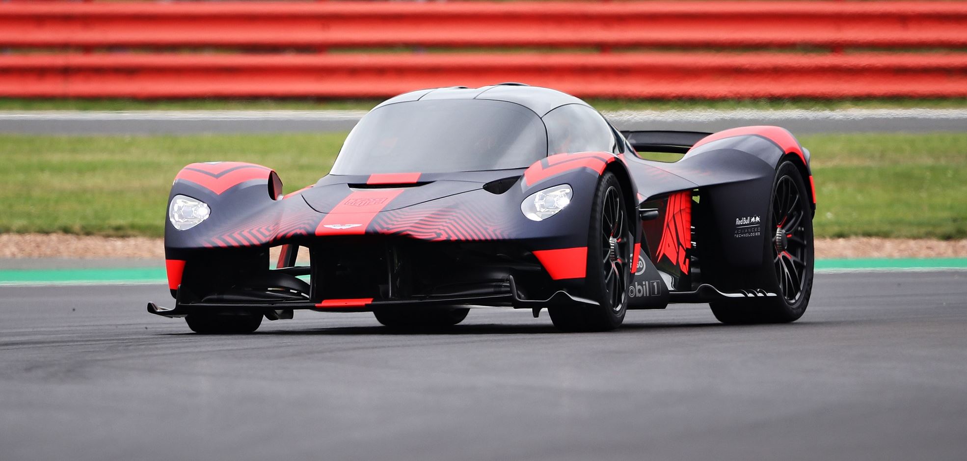 Η Aston Martin Valkyrie βγήκε επιτέλους στην πίστα