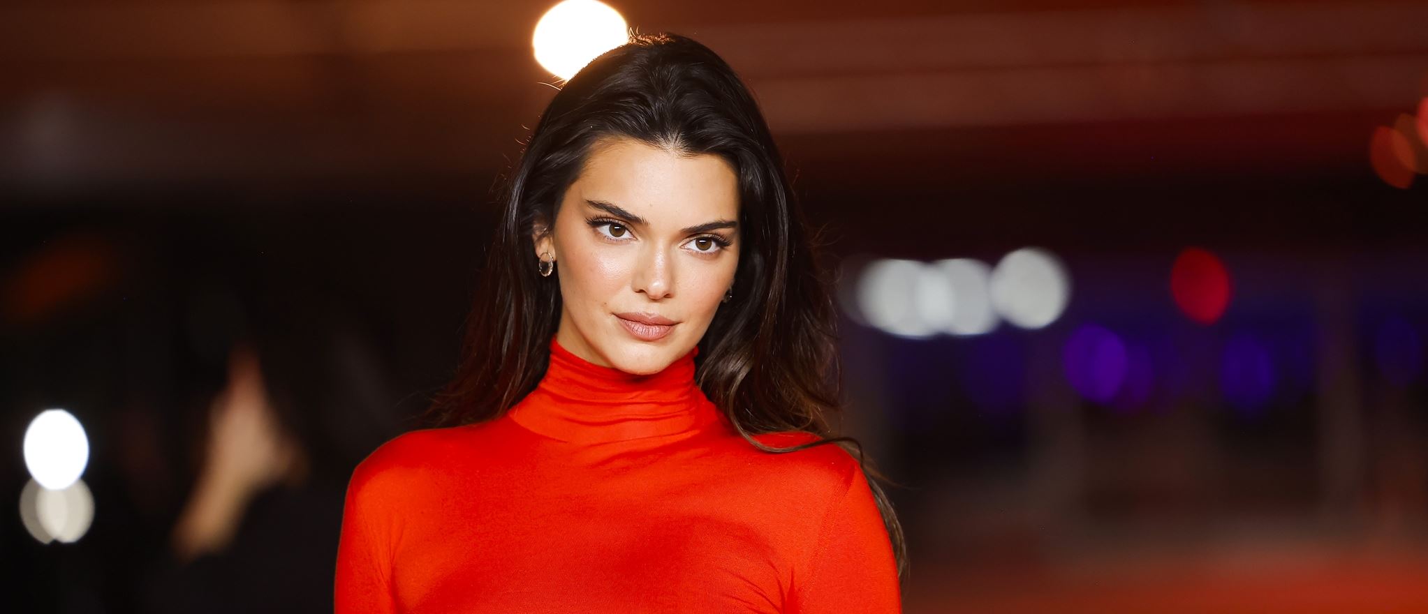 Οι διάσημοι που έκαναν σχέση με τα αδέρφια των κολλητών του