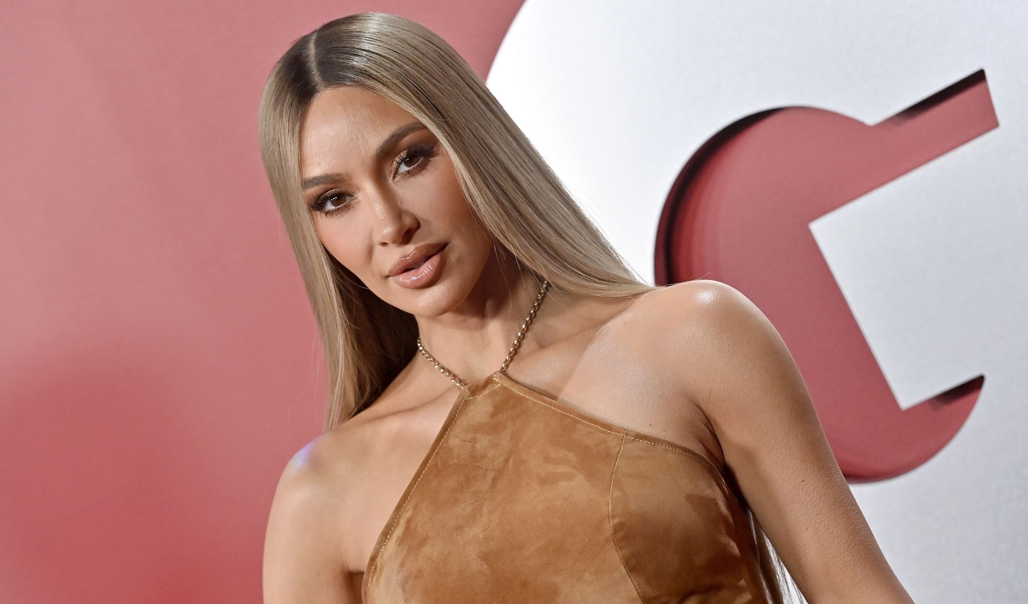 Στη λέξη 'καύσωνας' ταιριάζει τέλεια η Kim Kardashian με animal print μαγιό