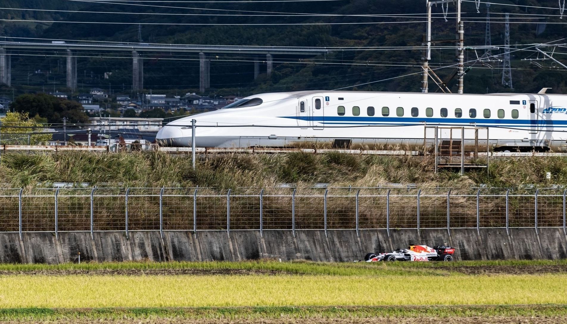 Red Bull F1 εναντίον του ταχύτερου τρένου της Ιαπωνίας