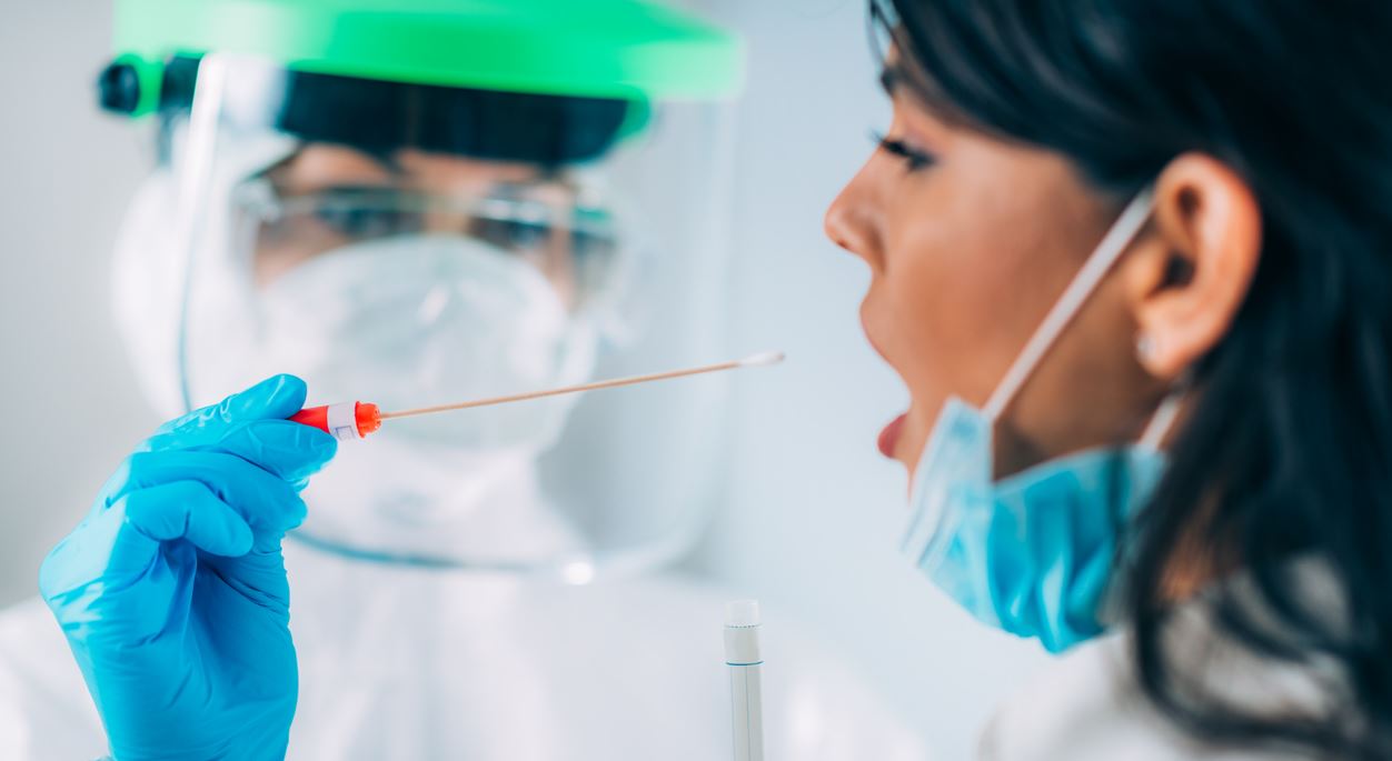 Γιατί αυξάνονται τα κρούσματα κορονοϊού στους νέους