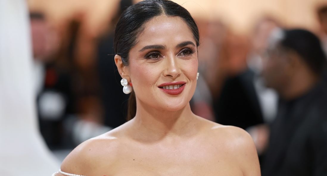 Salma Hayek με μπλε μπικίνι για να πάει καλά η Τρίτη μας