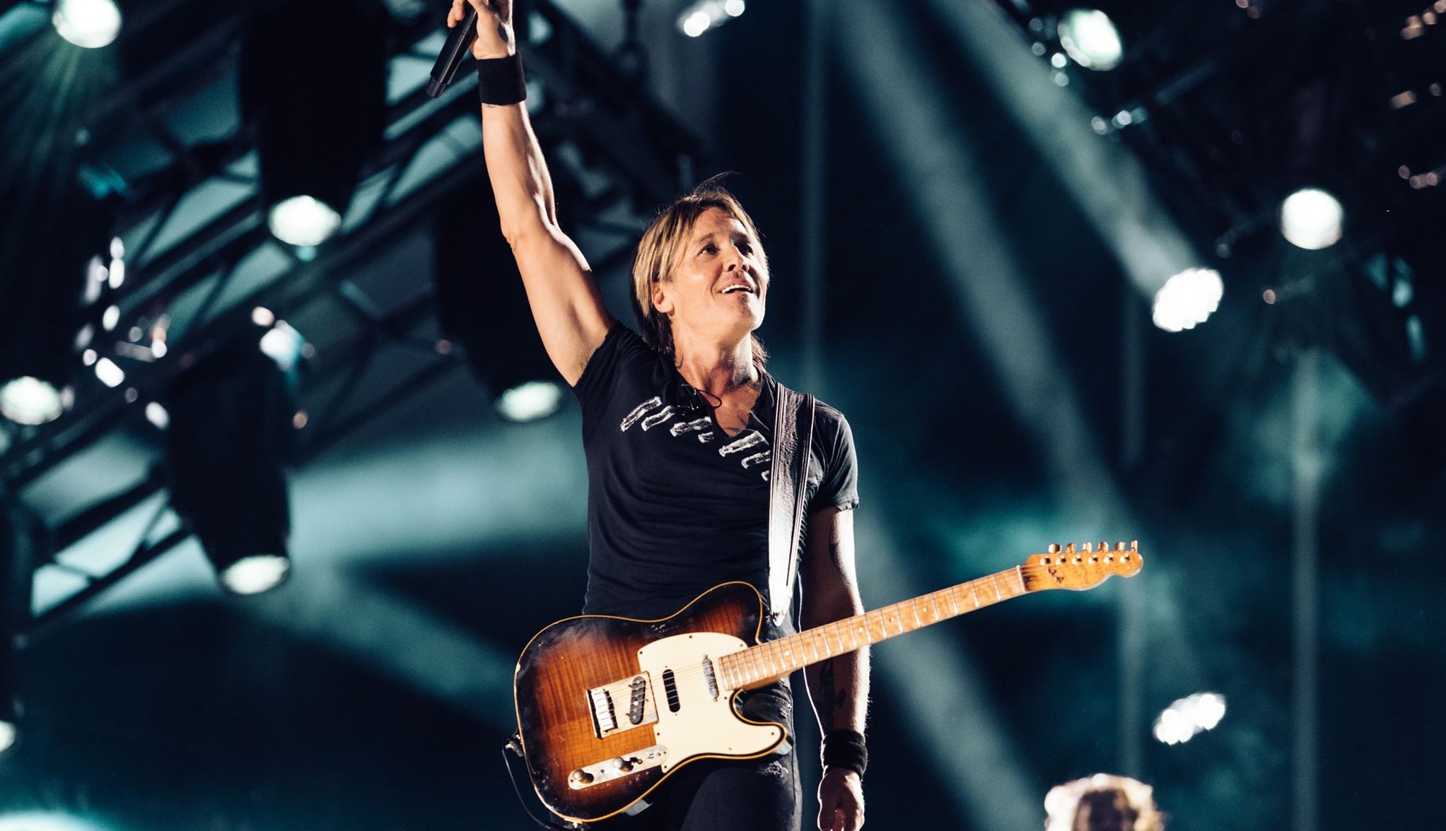 Φαντάσου να ταξιδεύεις και να δεις τον Keith Urban να τραγουδά στο αεροδρόμιο