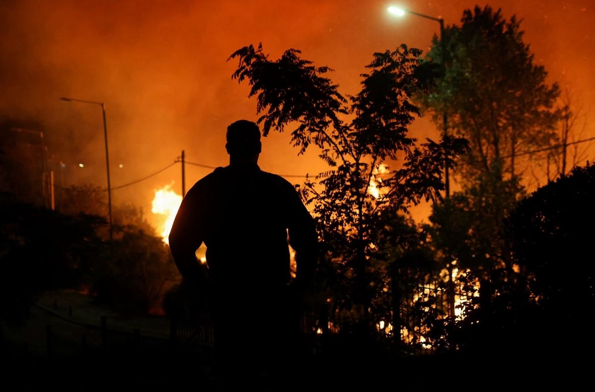 10+1 συγκλονιστικές φωτoγραφίες του Reuters από τις πυρκαγιές στην Αττική