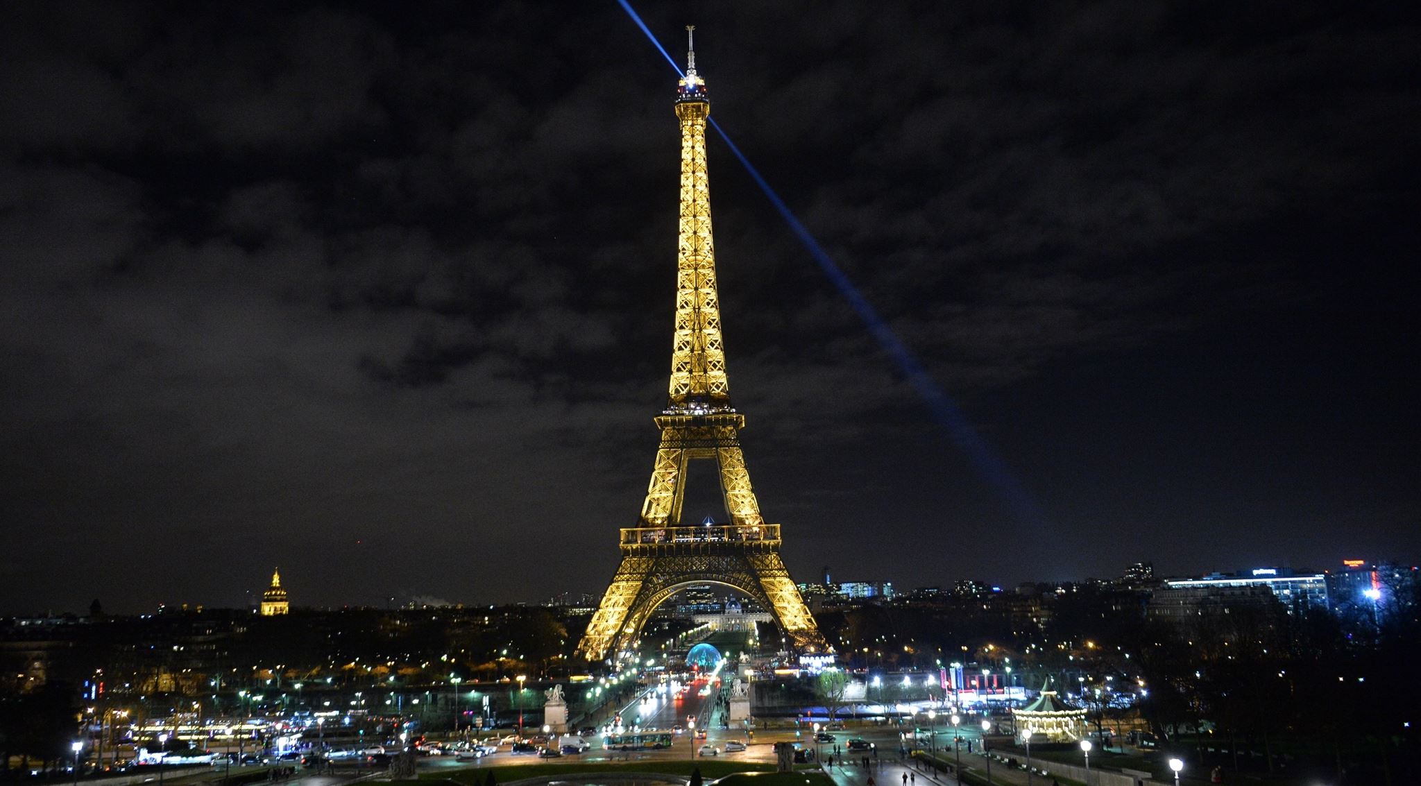 Γιατί στήνονται αντίσκηνα στο κέντρο του Παρισιού;