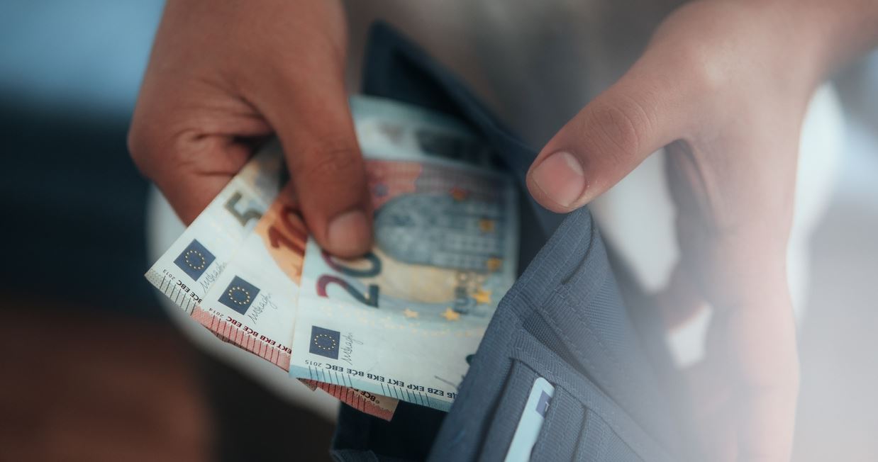 Τα επαγγέλματα που επιμένουν στα μετρητά