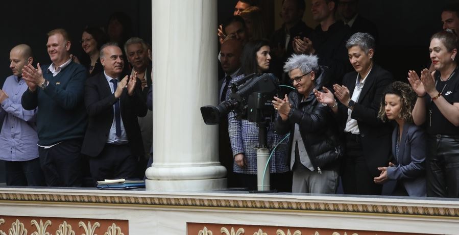 Τελέστηκε ο πρώτος γάμος ομόφυλου ζευγαριού παρουσία αστυνομικών