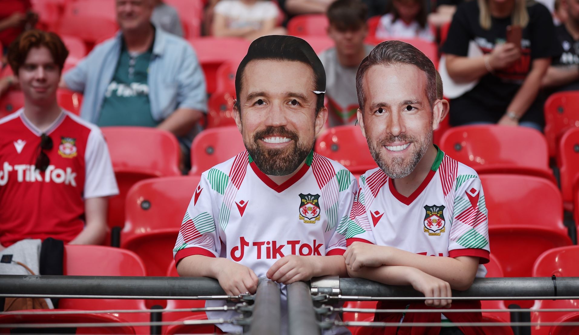 Ryan Reynolds και Rob McElhenney μας καλωσορίζουν στο Ρέξαμ