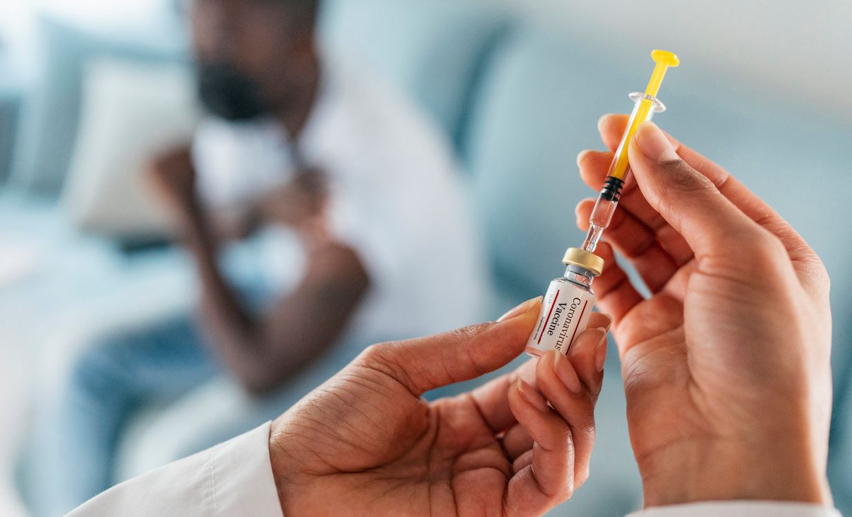 Αναγκαία η 3η δόση εμβολίου για τη μετάλλαξη Όμικρον