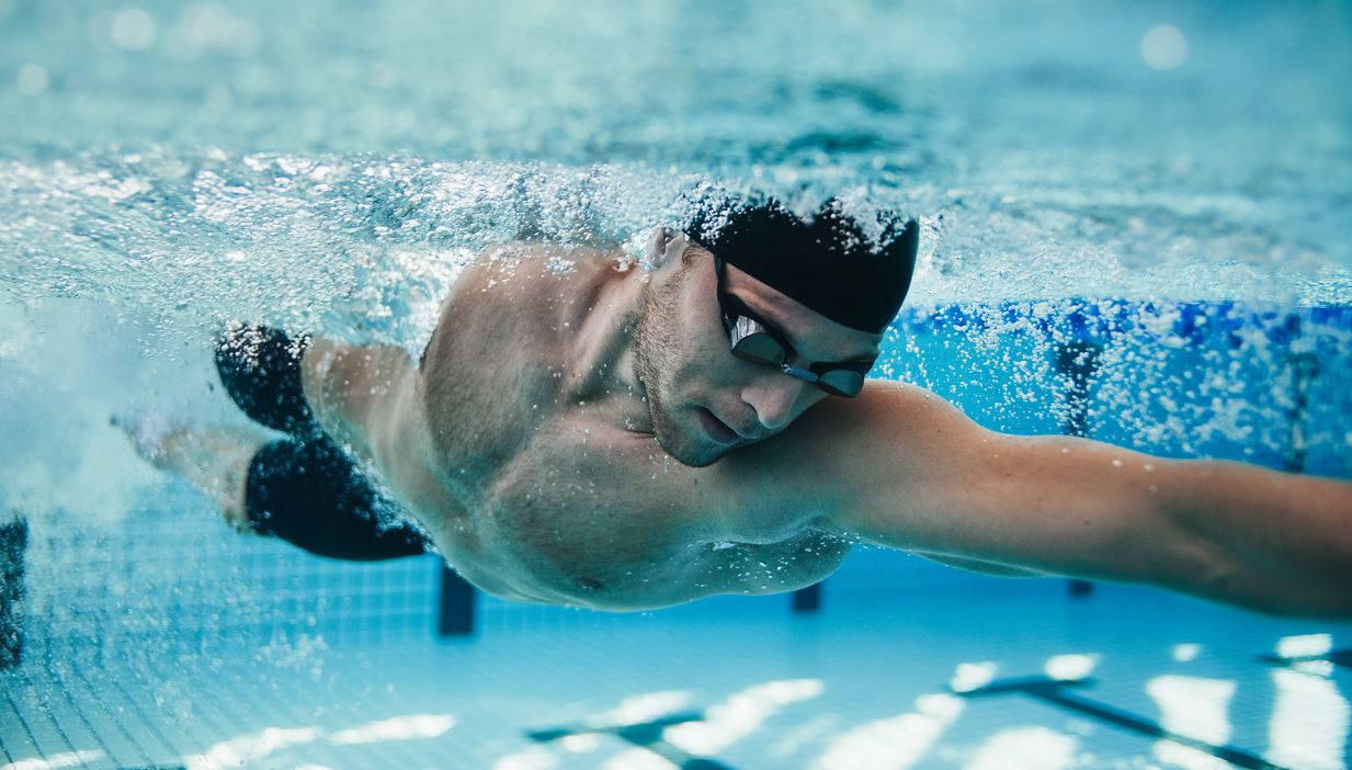 Πώς θα κάψεις το λίπος με την κολύμβηση HIIT