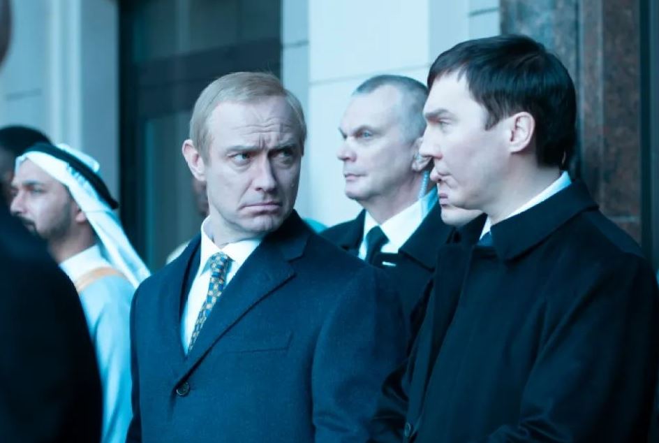 Αγνώριστος ο Jude Law ως Vladimir Putin στην ταινία The Wizard of the Kremlin