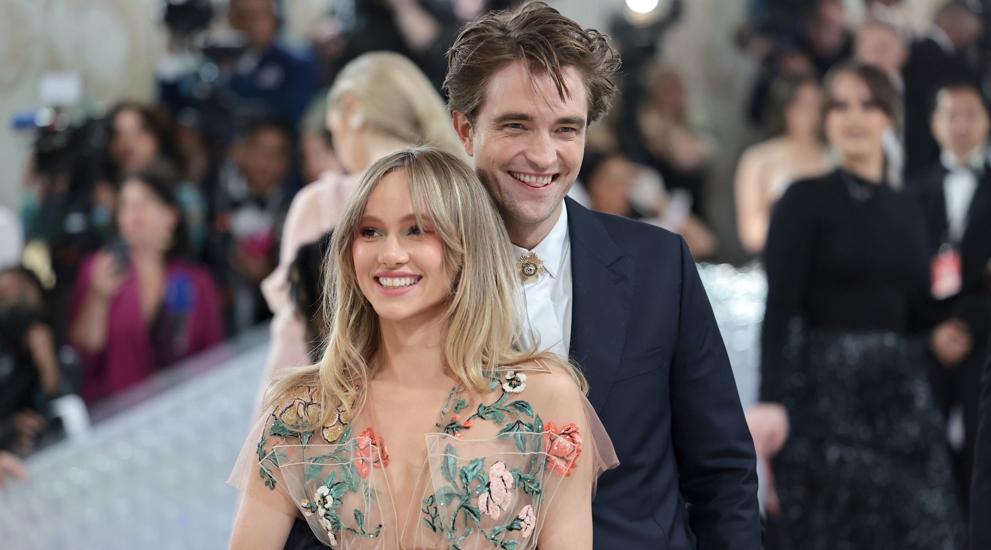 O Robert Pattinson και η Suki Waterhouse έγιναν για πρώτη φορά γονείς