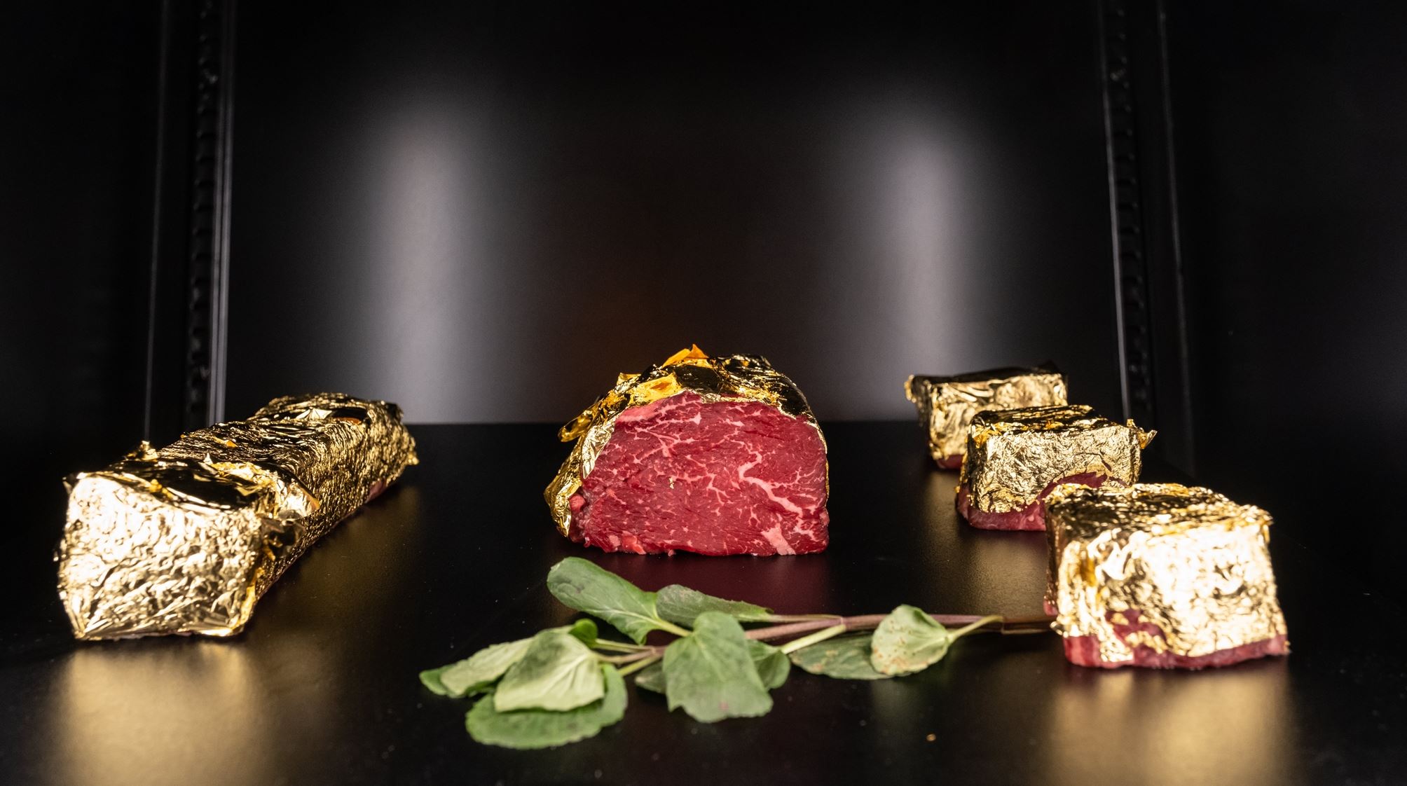 DB.one: Τι πραγματικά παίζει με τις χρυσές μπριζόλες της Γλυφάδας