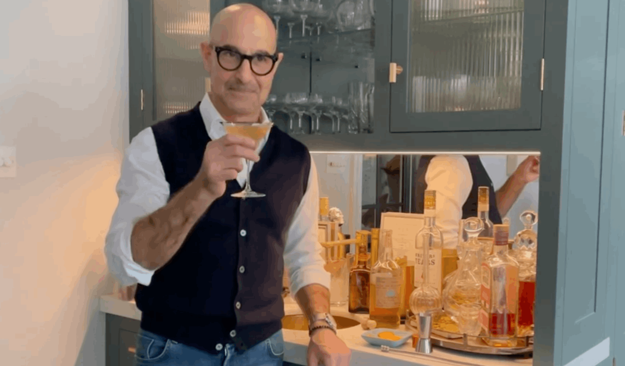 Ο Stanley Tucci φτιάχνει Tequila Martini, το ίντερνετ υποκλίνεται
