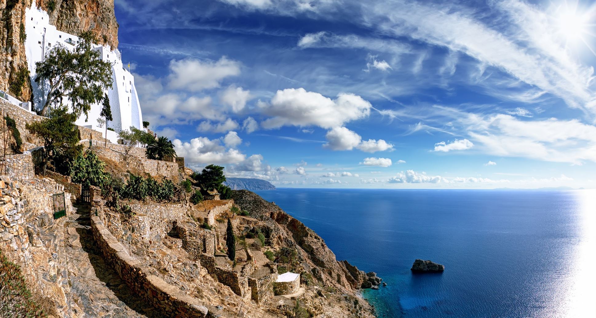 Στο απέραντο γαλάζιο της Αμοργού