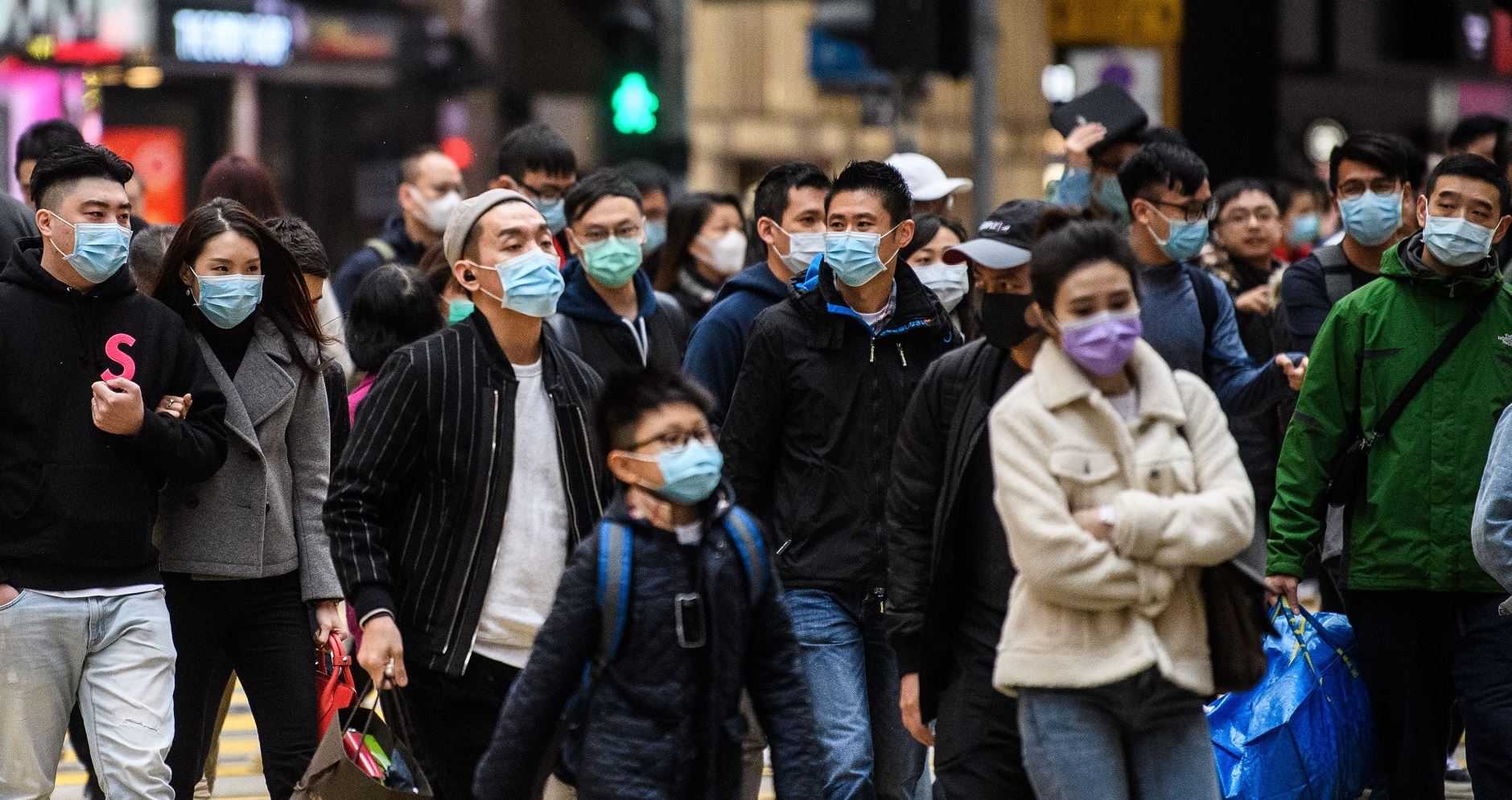 Ο κορονοϊός ταξιδεύει έως τέσσερα μέτρα