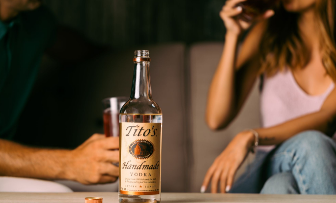 Πώς να στηρίξεις τις πυρόπληκτες περιοχές πίνοντας ένα κοκτέιλ με βότκα