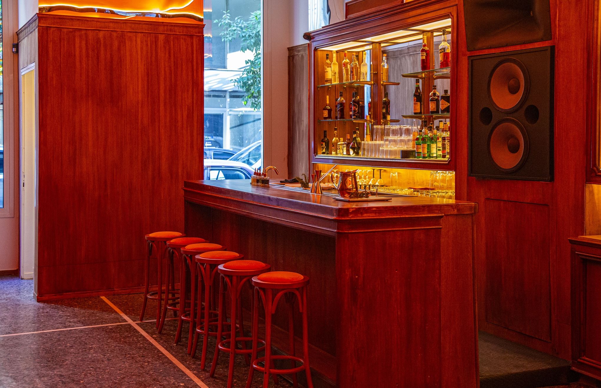 Το μπαρ για το οποίο θα μιλά σύντομα όλη η Αθήνα είναι απλά... Τέλειον