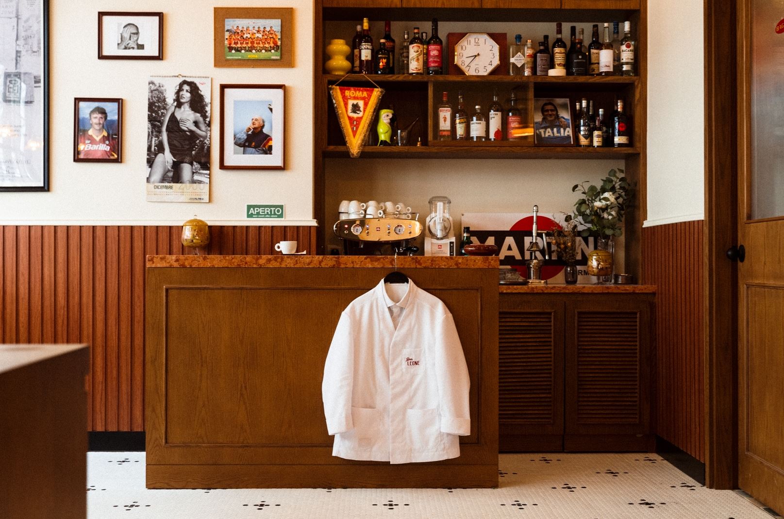 Όλα τα φώτα στο Bar Leone