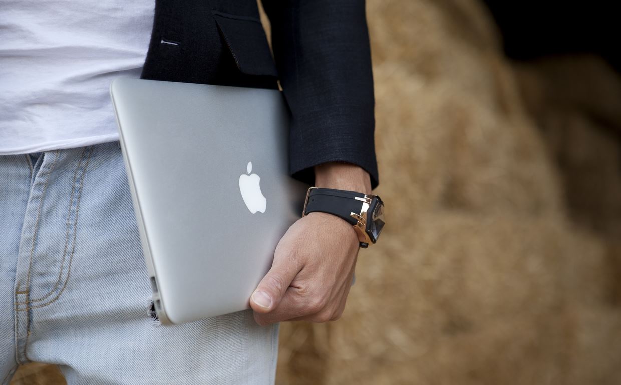 Καμία έκπληξη, η Apple 'μαγειρεύει' MacBooks με οθόνες αφής