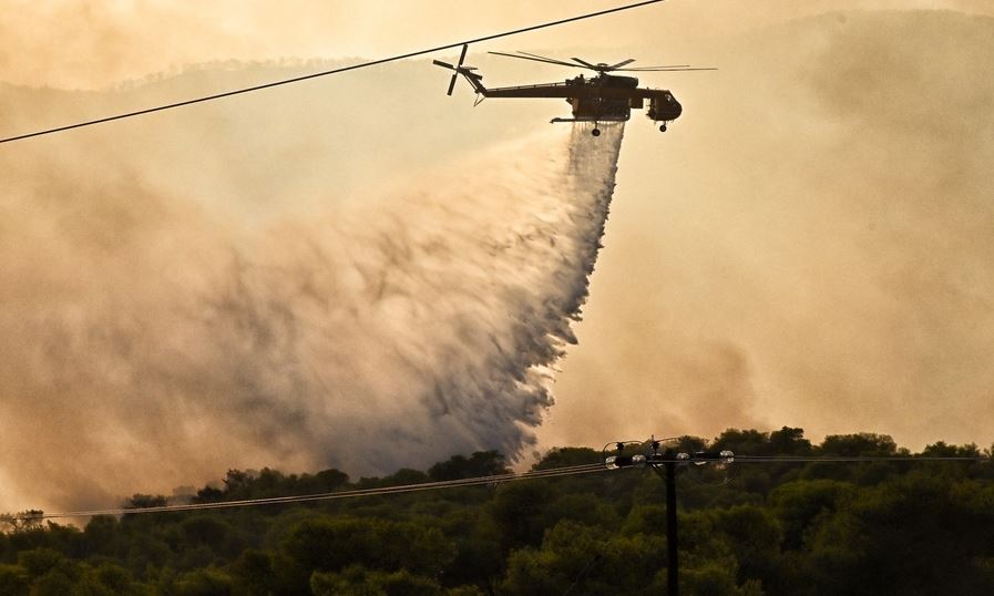 Σε εξέλιξη πυρκαγιές σε Λουτράκι, Δερβενοχώρια και Ρόδο