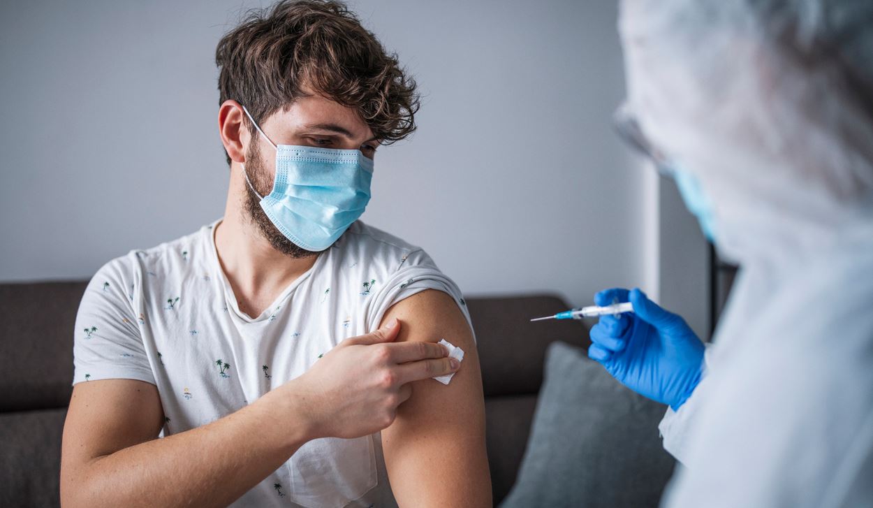Τι πρέπει και τι δεν πρέπει να κάνεις πριν και μετά το εμβόλιο