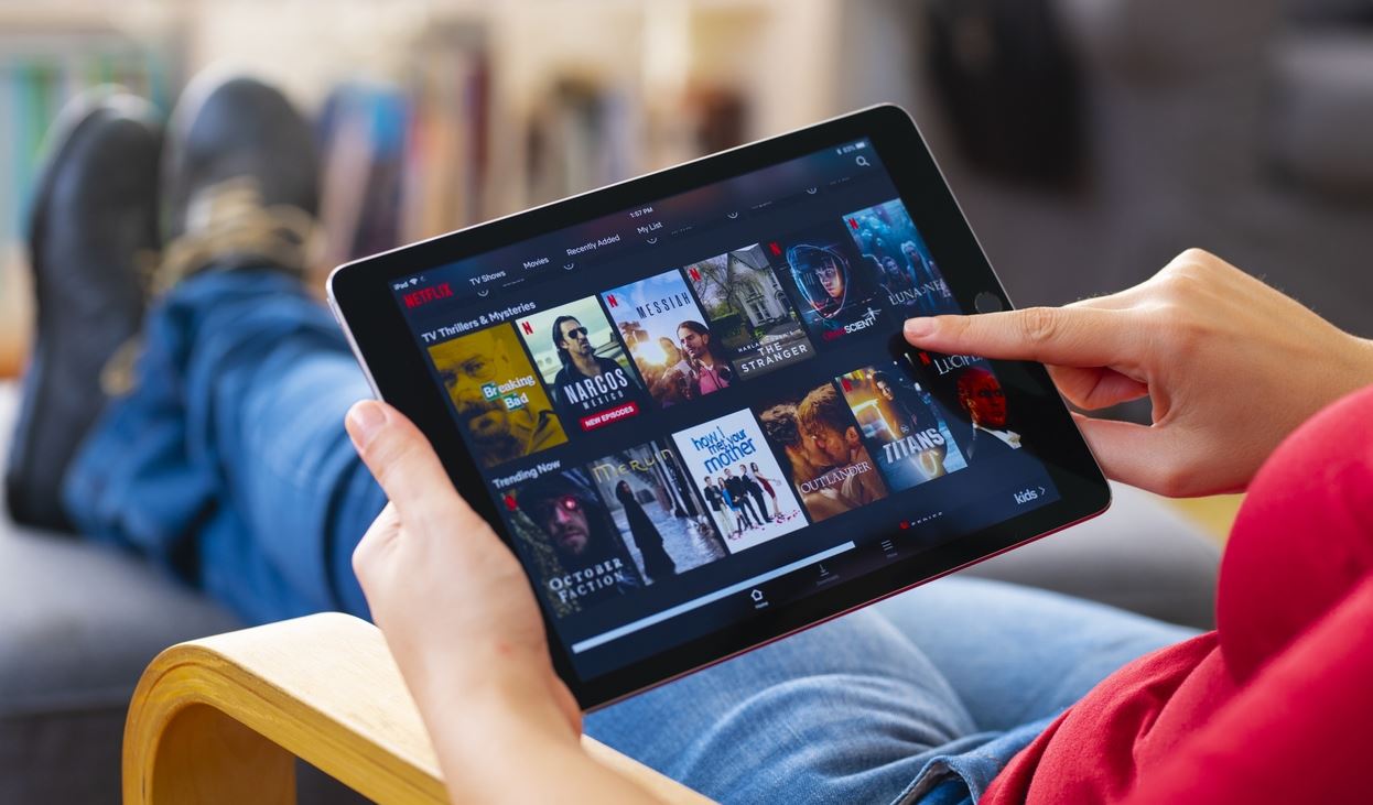 Το Netflix στο εξής θα χρεώνει παραπάνω όσους μοιράζονται τον κωδικό τους