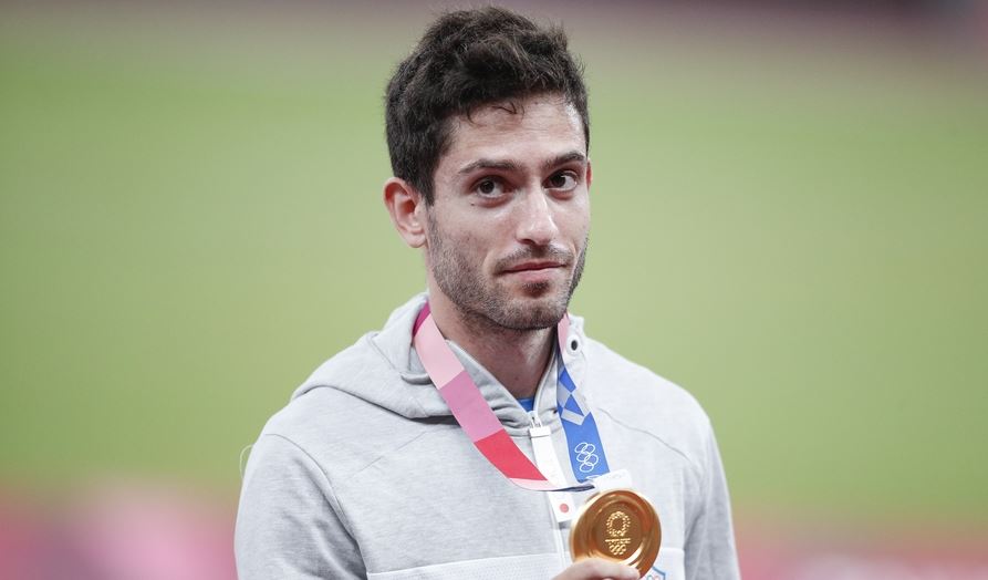 O Μίλτος Τεντόγλου προτιμά το πρωινό ξύπνημα από τη γκρίνια της κοπέλας του