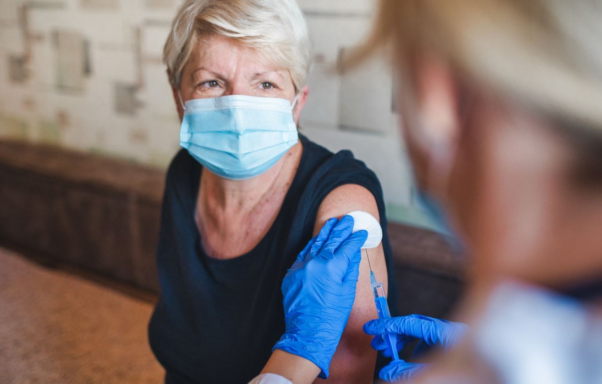 Ο λόγος που 'πάγωσαν' οι εμβολιασμοί με J&J ή Astrazeneca