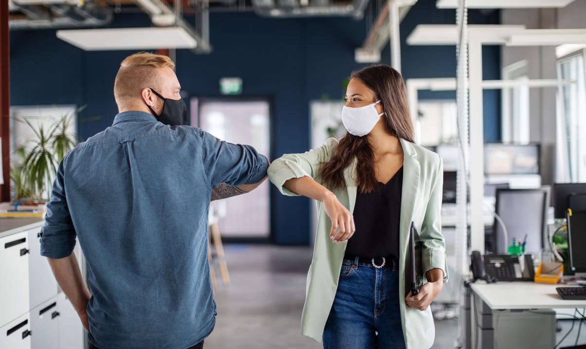 Τα νέα μέτρα φέρνουν κανονικότητα για τους εμβολιασμένους