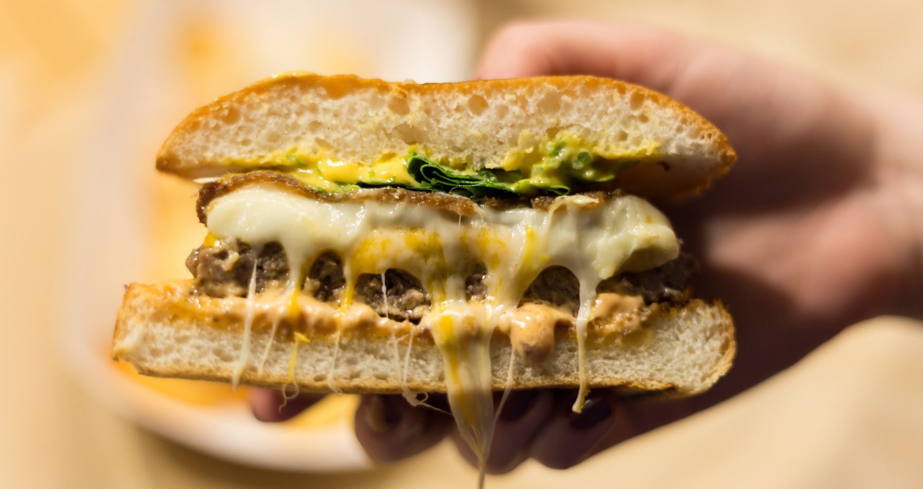 5 outsider τυριά που αξίζει να δοκιμάσεις σε burgers