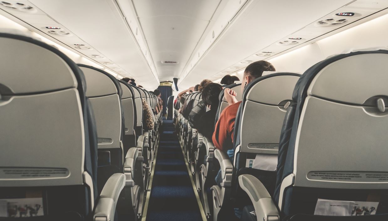 Φινάλε για το άδειο μεσαίο κάθισμα στα αεροπλάνα