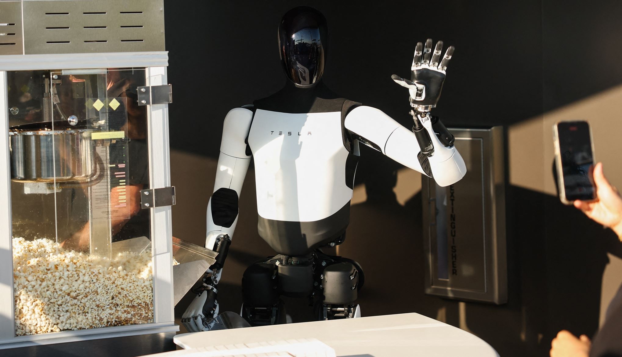 Το ρομπότ του Elon Musk που αντικαθιστά ανθρώπους σε θέσεις εργασίας είναι ό,τι πιο cringe είδαμε σήμερα (video)