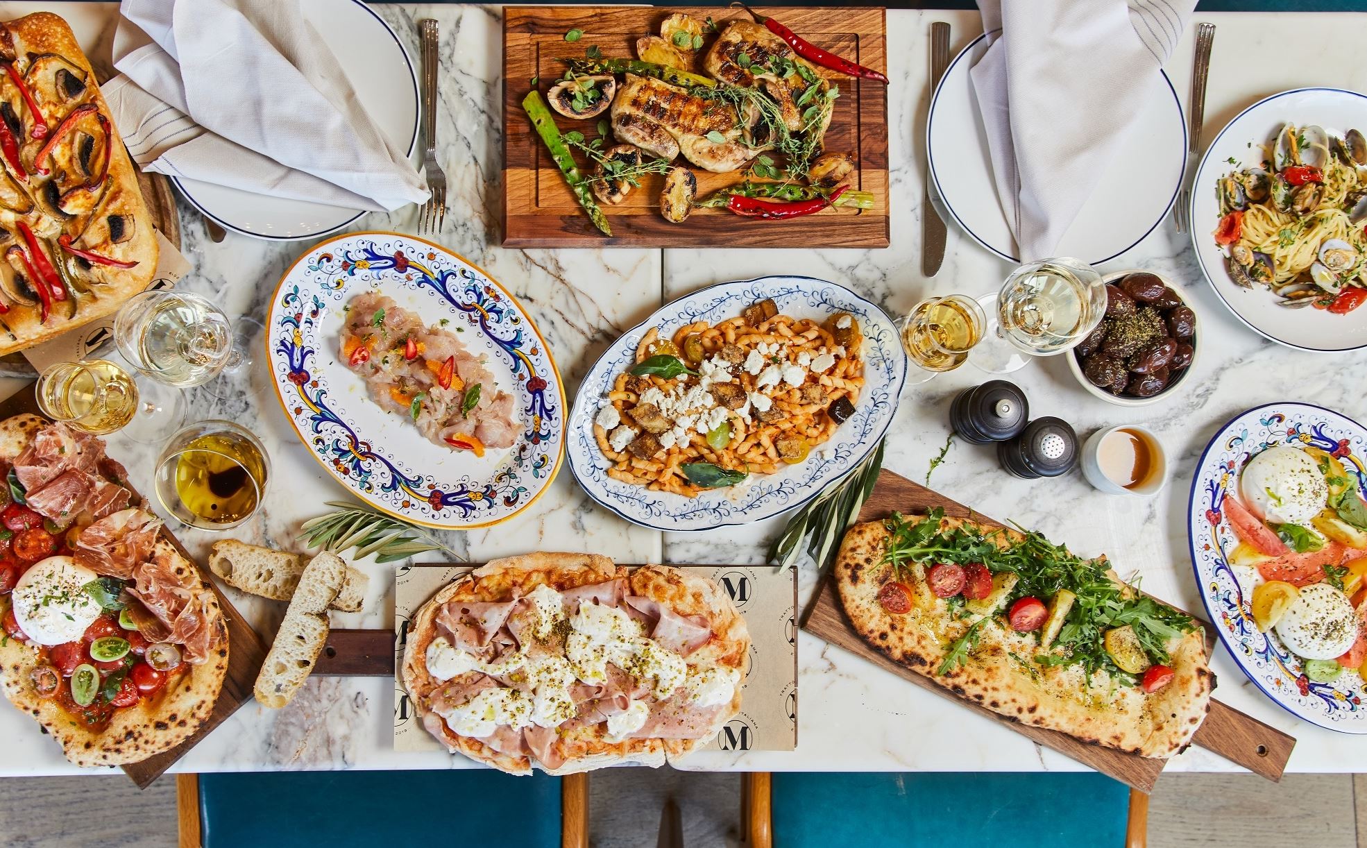 Εκεί όπου στρώνουν το πιο επικό τραπέζι της Αθήνας